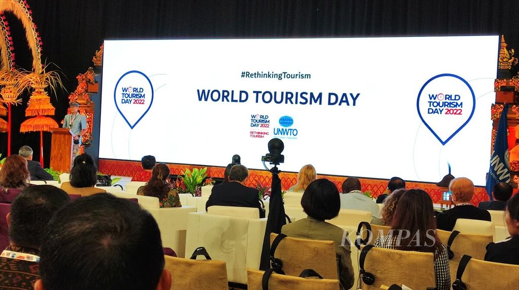 Indonesia menjadi tuan rumah perayaan Hari Pariwisata Sedunia 2022, yang dilangsungkan di Nusa Dua, Badung, Selasa (27/9/2022). Menteri Pariwisata dan Ekonomi Kreatif/Kepala Badan Pariwisata dan Ekonomi Kreatif Sandiaga Salahuddin Uno memberikan sambutan dalam perayaan Hari Pariwisata Sedunia 2022. 