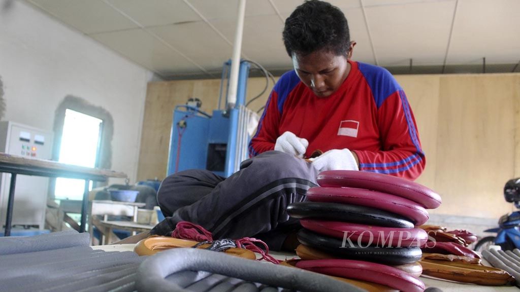 Seorang pekerja membuat ban padat di pabrik PT Shima Prima Utama di Palembang, Senin (11/3/2019). Sebagian besar komponen dari ban padat ini berasal dari karet alam di Sumatera Selatan.