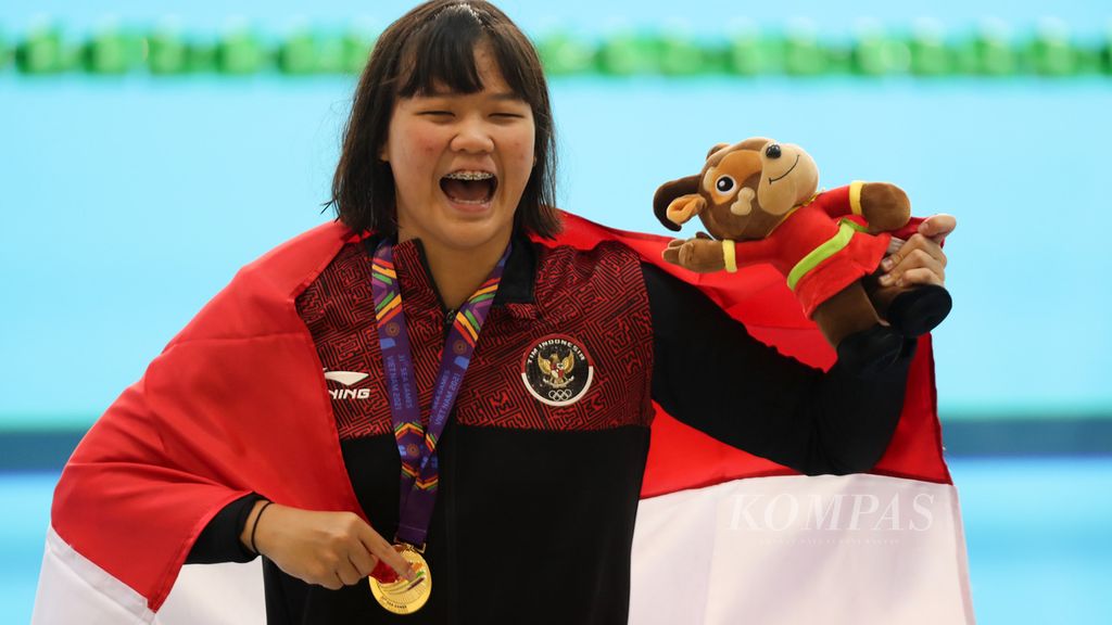 Perenang Indonesia, Flairene Candrea Wonomiharjo, meraih emas nomor 100 meter gaya punggung putri dalam SEA Games Vietnam 2021 di Stadion My Dinh Water Sport, Hanoi, Vietnam, Selasa (17/5/2022). Flairene merupakan salah satu debutan yang menonjol di SEA Games Vietnam.