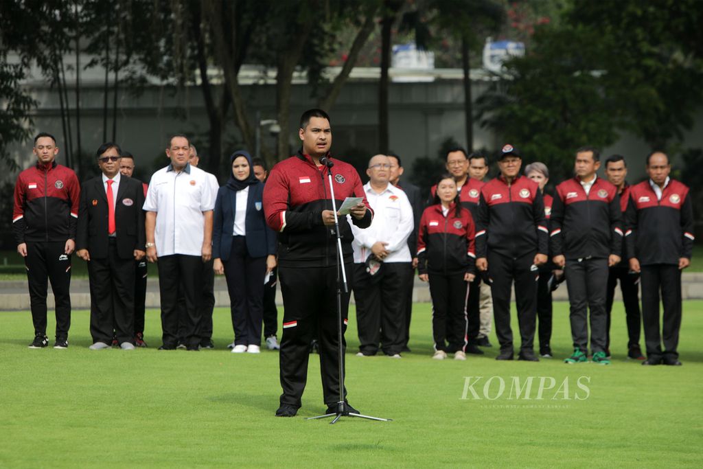 Menteri Pemuda dan Olahraga Dito Ariotedjo menyampaikan sambutan saat upacara pelepasan kontingen Indonesia yang akan berlaga dalam SEA Games Kamboja 2023 di halaman Istana Merdeka, Jakarta, Selasa (2/5/2023). 