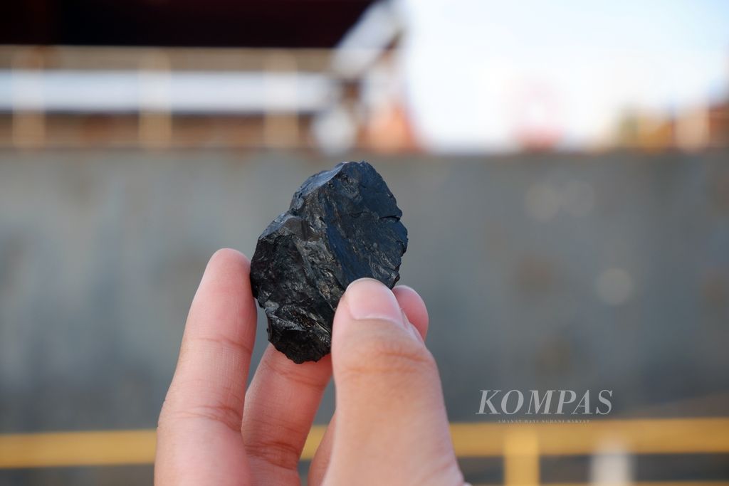 Batubara berkalori tinggi yang dibongkar muat di North Pulau Laut Coal Terminal batubara milik PT Arutmin Indonesia di Kabupaten Kotabaru, Kalimantan Selatan, Kamis (26/10/2023). 