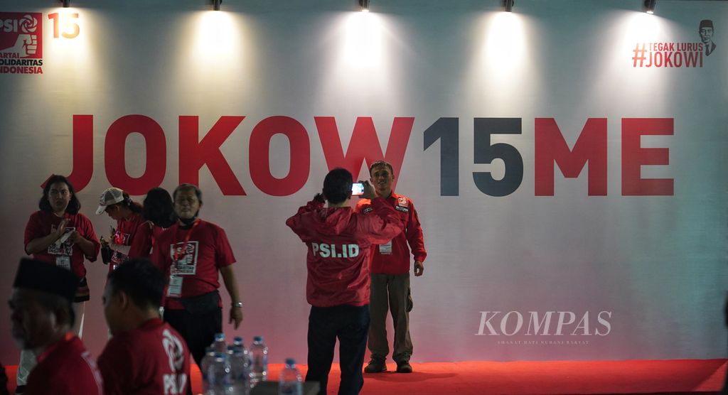 Kader Partai Solidaritas Indonesia (PSI) berfoto di salah satu papan latar bertuliskan JOKOW15ME menjelang dimulainya Kopi Darat Nasional PSI di Tennis Indoor, Kompleks Gelora Bung Karno, Jakarta, Selasa (22/8/2023). 