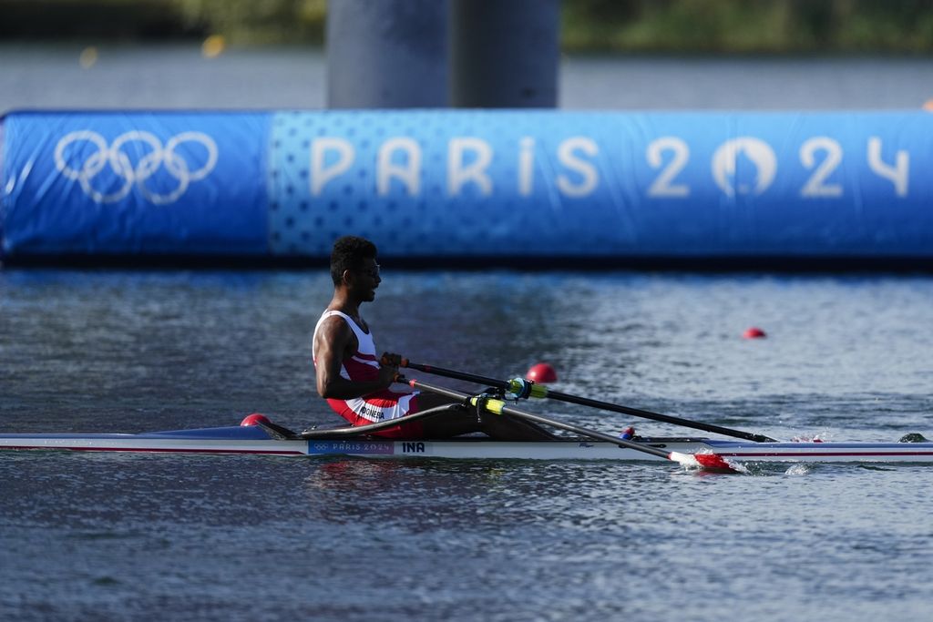 Pedayung Indonesia, La Memo, mendayung perahu di semifinal nomor 2000 meter sculls Olimpiade Paris 2024 di Vaires-sur-Marne, Perancis, Senin (29/7/2024).