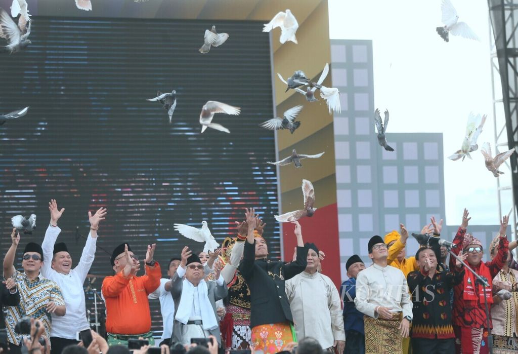 Two pairs of presidential and vice presidential candidates, Joko Widodo-KH Ma'ruf Amin, and Prabowo Subianto-Sandiaga Uno, together with the leaders of political parties and legislative candidates as well as the chairman of the General Elections Commission, Arief Budiman and the chairman of the Indonesian Elections Supervisory Body, Abhan, released pigeons during the Declaration of Peaceful Campaign for the 2019 Simultaneous Elections in National Monument Square, Jakarta, Sunday (23/9/2018). The event, which was also attended by representatives of political parties, and a number of legislative candidates declared an anti-politicization campaign for SARA, anti-money politics, and anti-hoax.