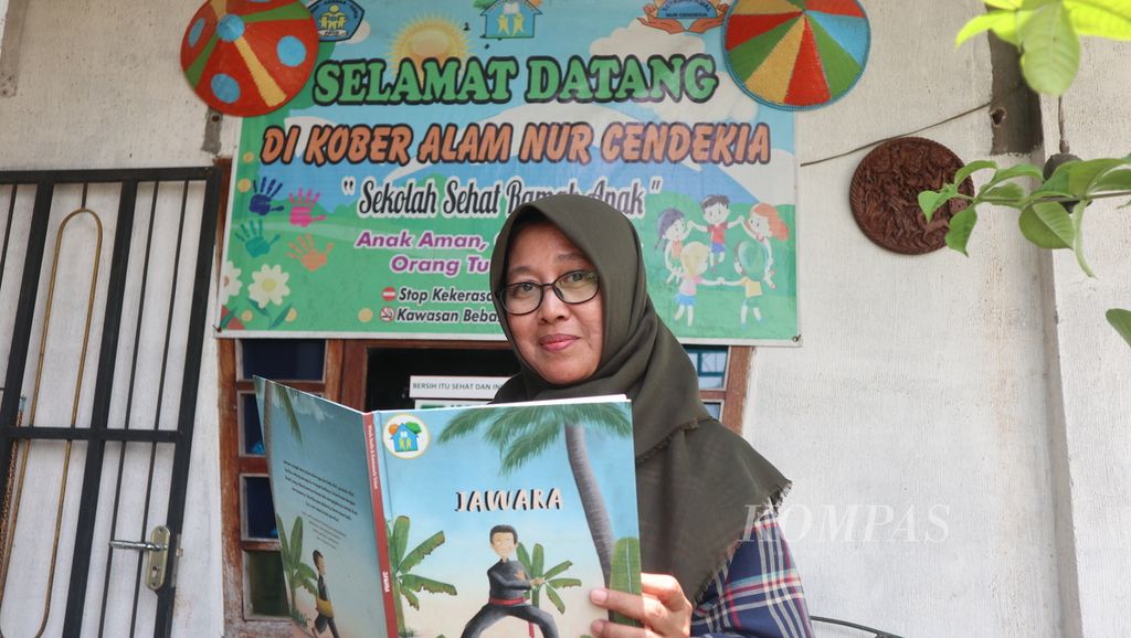 Lismah Rahmawati (54), pegiat literasi, saat diwawancarai di sekolah yang dikelolanya di Kober Alam Nur Cendekia, Kabupaten Cirebon, Jawa Barat, Rabu (29/3/2023).