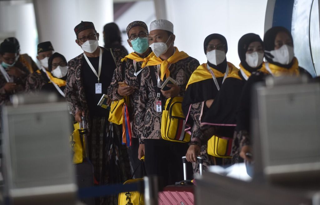 Jemaah umrah antre memeriksakan barang bawaan dan tiket di Terminal 2 Bandara Internasional Juanda Surabaya, Kabupaten Sidoarjo, Jawa Timur, Senin (14/3/2022).