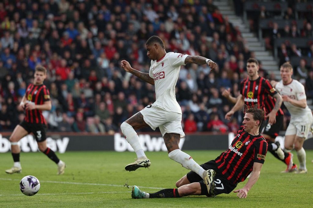 Bournemouth defender, Illia Zabarnyi, tackled Manchester United striker, Marcus Rashford, during a match in the English Premier League at Vitality Stadium, Bournemouth, early morning on Sunday (14/4/2024) WIB. Rashford was not called up to the England national team for Euro 2024.