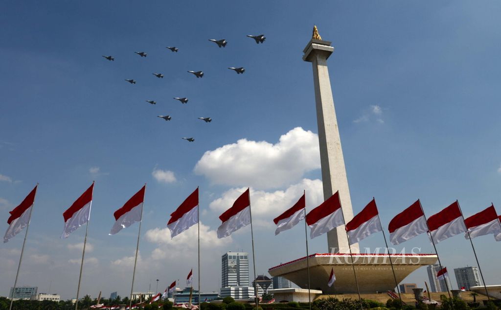 Pesawat tempur F-16 dan Sukhoi terbang melintas di atas kawasan Monumen Nasional saat menyemarakkan upacara peringatan Hari Kemerdekaan di istana Negara, Jakarta, Sabtu (17/8/2013).