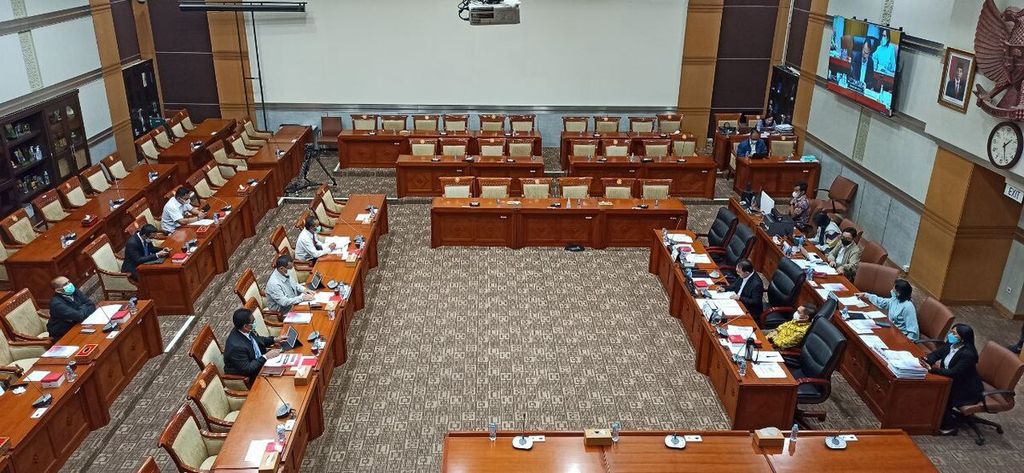 Komisi III DPR menggelar rapat dengan Sekretariat Jenderal (Setjen) Mahkamah Konstitusi membahas anggaran untuk 2023, Selasa (7/6/2022).