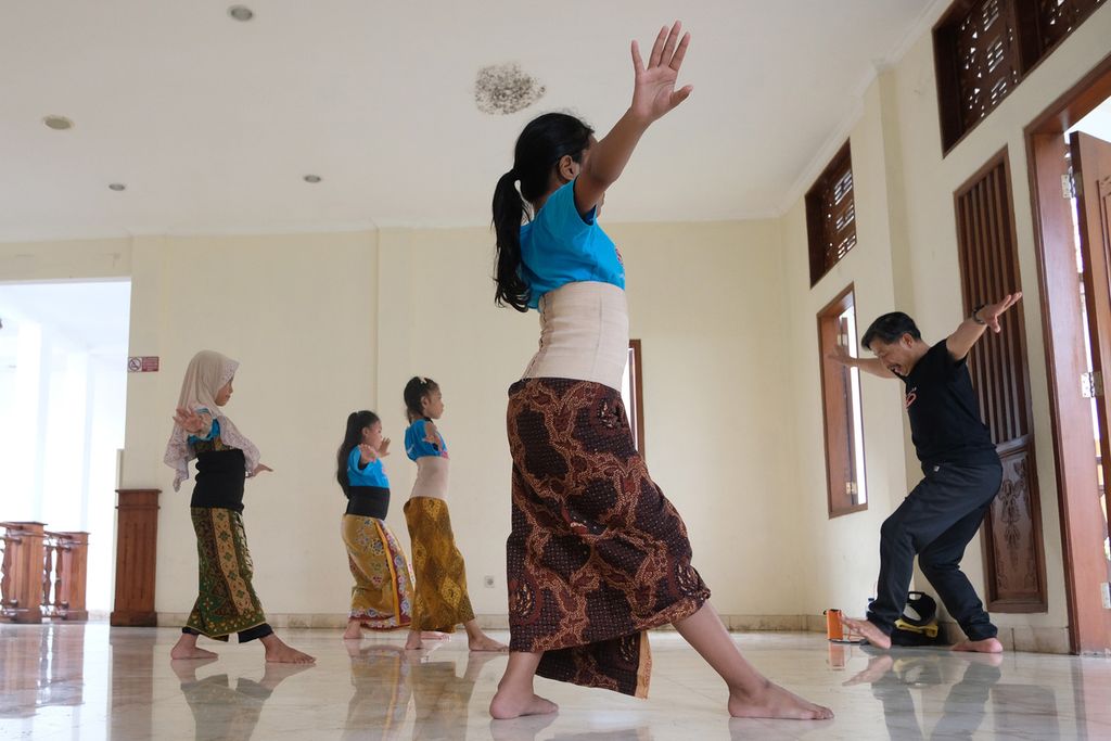 Sejumlah anak dan remaja belajar menari jaipong di Taman Benyamin Sueb, Jakarta Timur, Selasa (1/11/2022). 