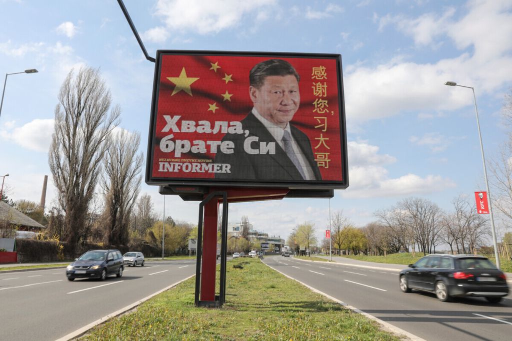Papan reklame bergambar Presiden China Xi Jinping tampak terpampang di antara dua ruas jalan raya di Belgrade, Serbia, 1 April 2020. Tulisan dalam reklame itu berarti Terima kasih, Kakak Xi