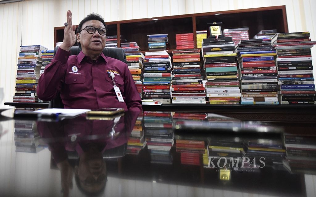 Menteri Pendayagunaan Aparatur Negara dan Reformasi Birokrasi Tjahjo Kumolo saat wawancara khusus dengan <i>Kompas </i>di Kementerian Pendayagunaan Aparatur Negara dan Reformasi Birokrasi, Jakarta, Jumat (6/12/2019).