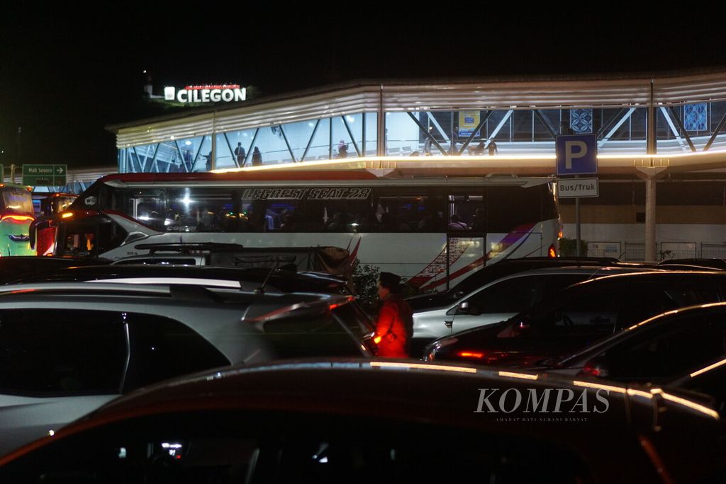 Kendaraan mengantre untuk masuk ke kapal di Dermaga Eksekutif Pelabuhan Merak, Banten, Sabtu (6/4/2024) malam.