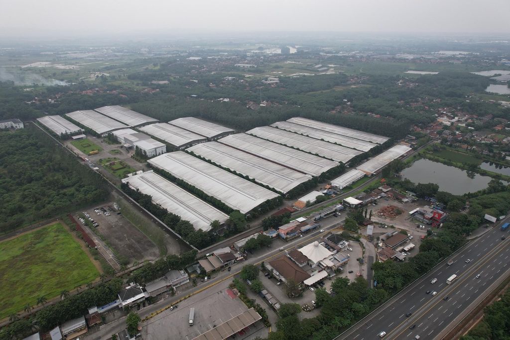 Foto udara pabrik sepatu PT Dean Shoes Karawang, Jawa Barat, Selasa (28/3/2023). Pabrik itu ditutup mulai 14 April 2023 karena anjoknya permintaan pasar ekspor.
