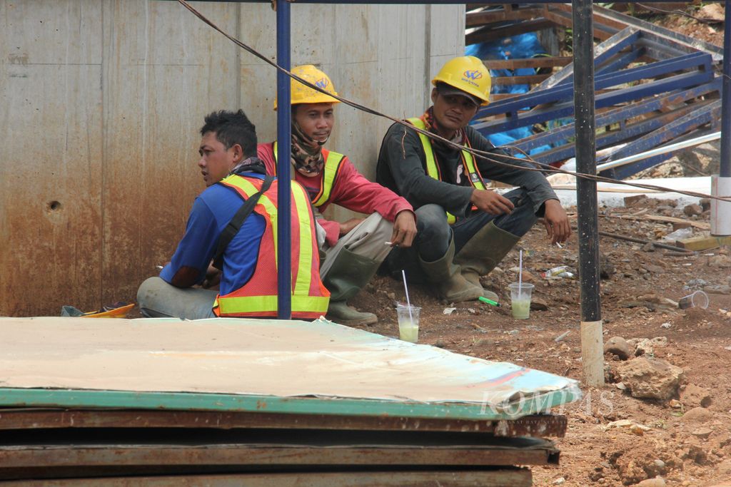 Pekerja proyek Tol Bekasi-Cawang-Kampung Melayu (Becakayu) menikmati segelas jus saat jam istirahat makan siang di lokasi proyek di Jalan DI Panjaitan, Jakarta Timur, Rabu (7/3). Tak jarang, pekerja konstruksi bekerja lembur agar memperoleh penghasilan lebih besar.<br /> Kompas/Ryan Rinaldy (ADY)<br /> 07-03-2018<br /> Catatan: untuk lipsus infrastruktur Kompas.id