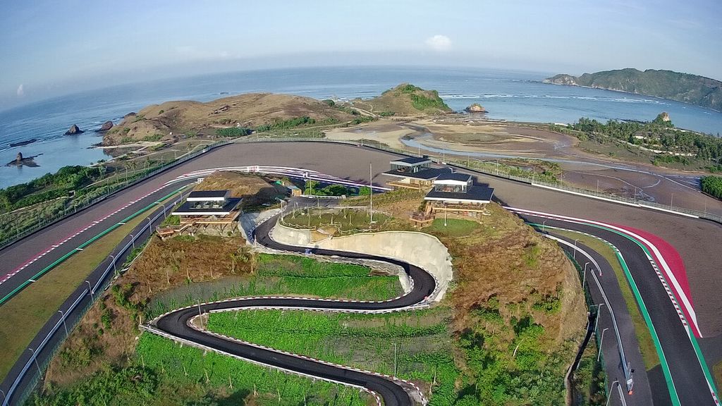 Pemandangan udara dari Bukit 360 Sirkuit Internasional Jalan Raya Pertamina Mandalika, Lombok Tengah, NTB. 