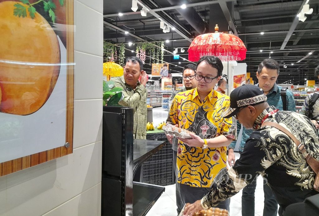 Ketersediaan bahan pokok dan kestabilan harga bahan pokok menjadi fokus dan perhatian pemerintah. Wakil Menteri Perdagangan Jerry Sambuaga (tengah) ketika meninjau pasar swalayan Transmart Bali di Kota Denpasar, Bali, Jumat (15/3/2024). 