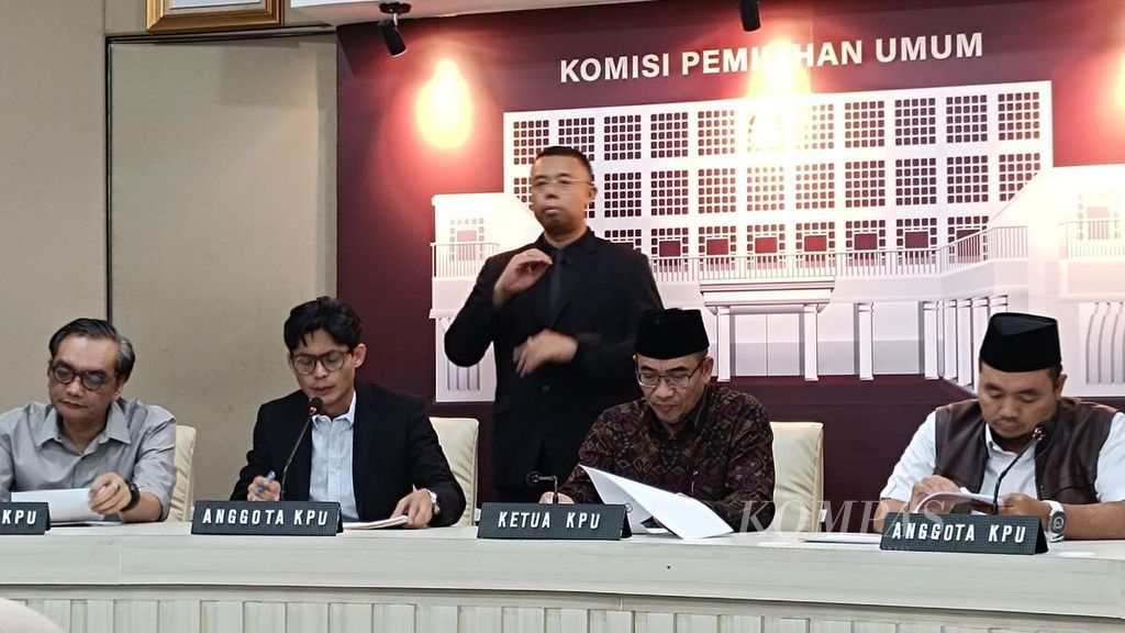 Ketua Komisi Pemilihan Umum Hasyim Asy’ari (tengah) didampingi oleh jajaran komisioner KPU menggelar konferensi pers tentang persiapan Indonesia Election Visit Program (IEVP) Pemilu 2024 di Kantor KPU, Jakarta, Senin (12/2/2024).