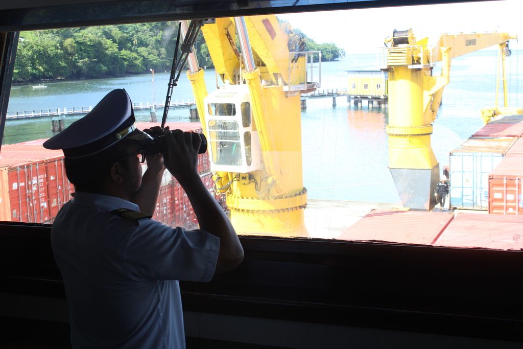 Nakhoda kapal Logistik Nusantara 2 memantau pergerakan kontainer yang akan diturunkan di Pelabuhan Tahuna, Kabupaten Kepulauan Sangihe, Sulawesi Utara, Selasa (28/11/2023). Ini merupakan perjalanan ke-11 kapal tersebut selama tahun 2023 dengan rute Surabaya-Makassar-Tahuna-Nunukan.