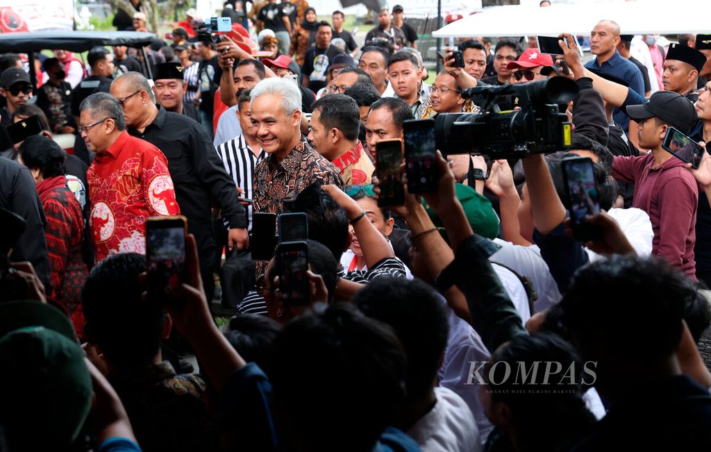 Massa menyambut bakal calon presiden Ganjar Pranowo saat menghadiri acara dialog kebangsaan di Pendapa Royal Ambarrukmo, Kabupaten Sleman, Daerah Istimewa Yogyakarta, Selasa (22/8/2023). 