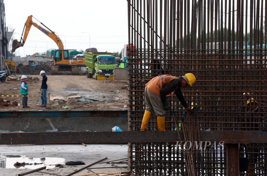 Aktivitas pekerja saat menyelesaikan proyek Tol Semarang-Demak 1A di Kaligawe, Kota Semarang, Jawa Tengah, Senin (4/3/2024). Perkembangan proyek Tol Semarang-Demak 1A yang dilakukan PT Hutama Karya tersebut telah mencapai 30 persen dengan target penyelesaian pada tahun 2025. Menurut rencana, pada H-10 Lebaran, jembatan tol Kaligawe akan beroperasi secara fungsional. 