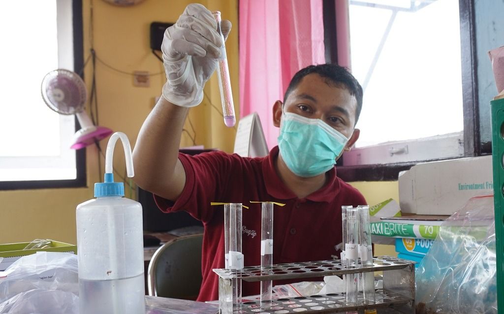 Petugas mengetes kandungan bahan kimia berbahaya pada makanan yang dijual di salah satu pasar tradisional di Kabupaten Batang, Jawa Tengah, Selasa (13/12/2022). Bahan kimia berbahaya yang terkandung dalam makanan yang dijajakan antara lain, pewarna tekstil Rhodamin B, pewarna kuning metanil, dan formalin.