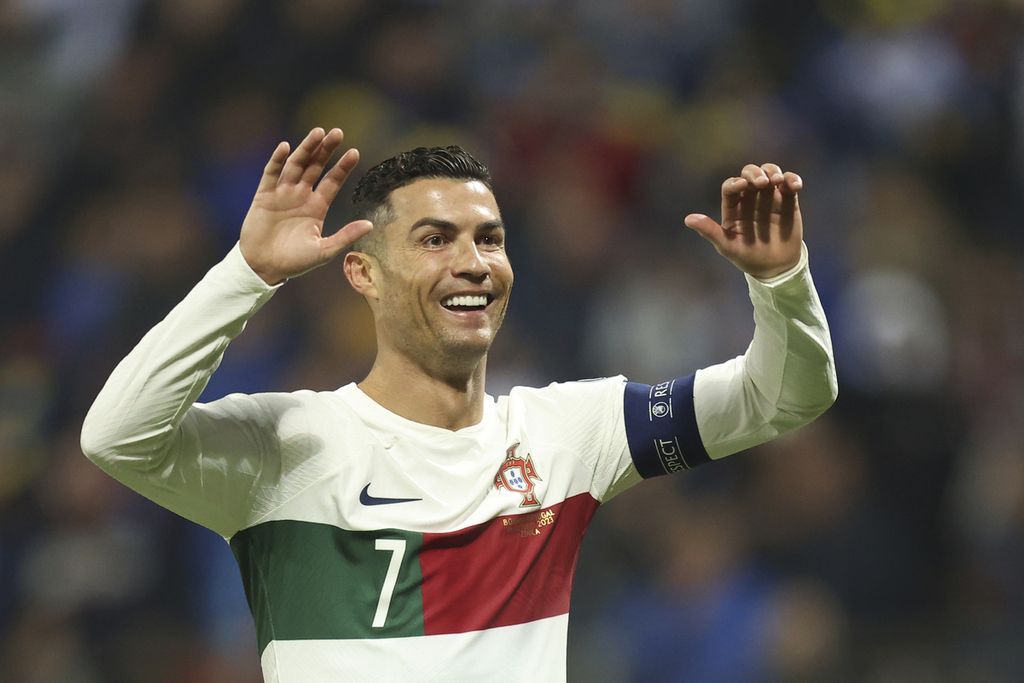 Legenda Portugal Cristiano Ronaldo bergembira setelah mencetak gol ke gawang Bosnia-Herzegovina pada kualifikasi Piala Eropa 2024, Selasa (17/10/2023) dini hari WIB. Portugal menang 5-0.