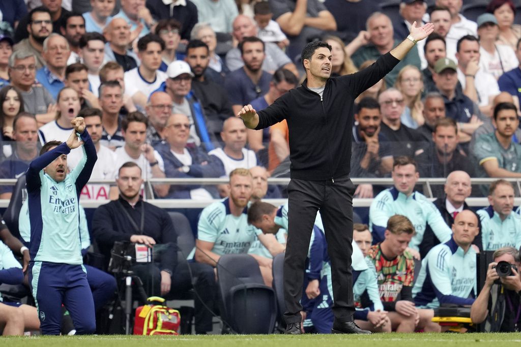 Manajer Arsenal Mikel Arteta memberikan instruksi kepada pemainnya saat lawan Tottenham Hotspur pada laga Liga Inggris di London, Minggu (15/9/2024).