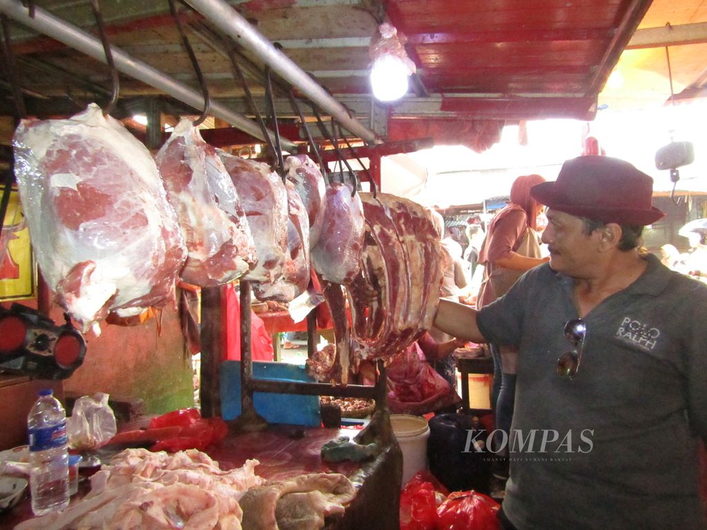Pedagang daging sapi di Pasar Smep, Kota Bandar Lampung, beraktivitas di lapaknya, Selasa (5/7/2022). Hingga kini, wabah PMK tidak membuat harga daging sapi di Kota Bandar Lampung bergejolak.