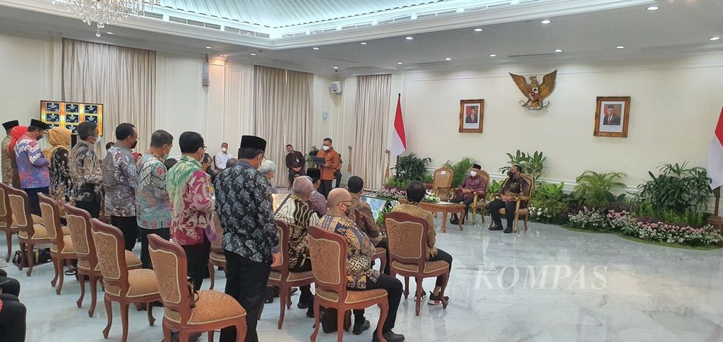 Wakil Presiden Ma'ruf Amin berharap transformasi dan penyederhanaan birokrasi yang dilakukan tidak malah menghasilkan masalah baru. Karenanya, evaluasi perlu terus dilakukan. Hal ini disampaikan seusai mencanangkan reformasi birokrasi tematik dan meresmikan 26 mal pelayanan publik di Istana Wapres, Jakarta, Senin (5/12/2022).