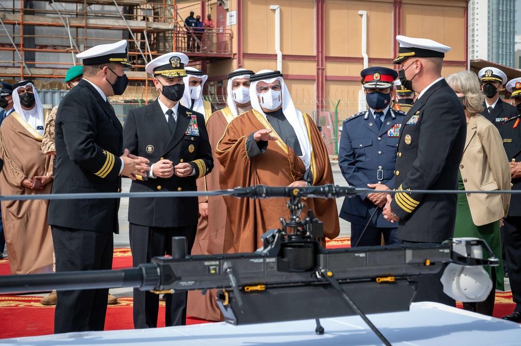 Dalam foto yang dirilis oleh Komando Pusat Angkatan Laut Amerika Serikat pada 31 Januari 2022 tampak Putera Mahkota Bahrain, Pangeran Salman bin Hamad al-Khalifa (tengah), yang juga menjabat sebagai Perdana Menteri Bahrain, menerima penjelasan tentang pesawat tanpa awak GHOST 4 di Pangkalan Pendukung di Bahrain. 