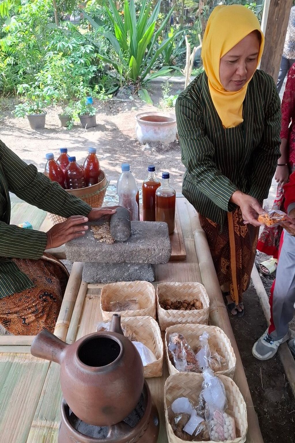 Praktik membuat jamu tradisional di Kebon Pasinaon Living Museum di Dusun Glagah, Desa Sirahan, Kecamatan Salam, Kabupaten Magelang, Jawa Tengah.