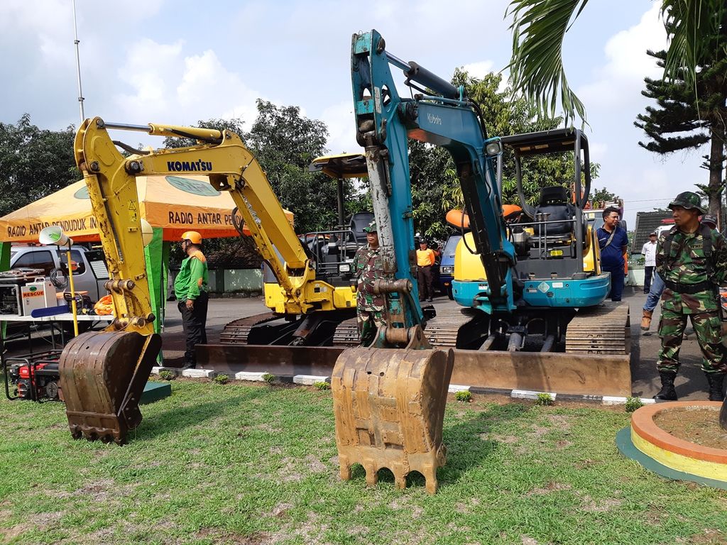 Sejumlah alat berat disiagakan untuk menanggulangi bencana alam di Banyumas, Jawa Tengah, Rabu (20/11/2019).