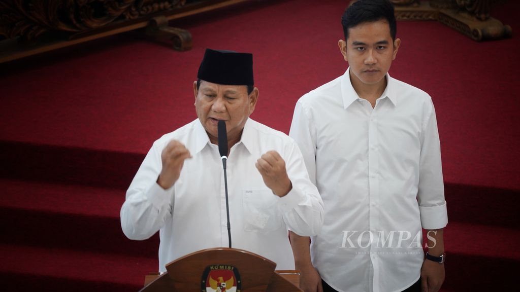 Presiden dan wakil presiden terpilih Prabowo Subianto dan Gibran Rakabuming Raka memberikan sambutan pada Rapat Pleno Terbuka Penetapan Pasangan Calon Presiden dan Wakil Presiden Terpilih Pemilu Tahun 2024 di Gedung KPU, Jakarta, Rabu (24/4/2024). 