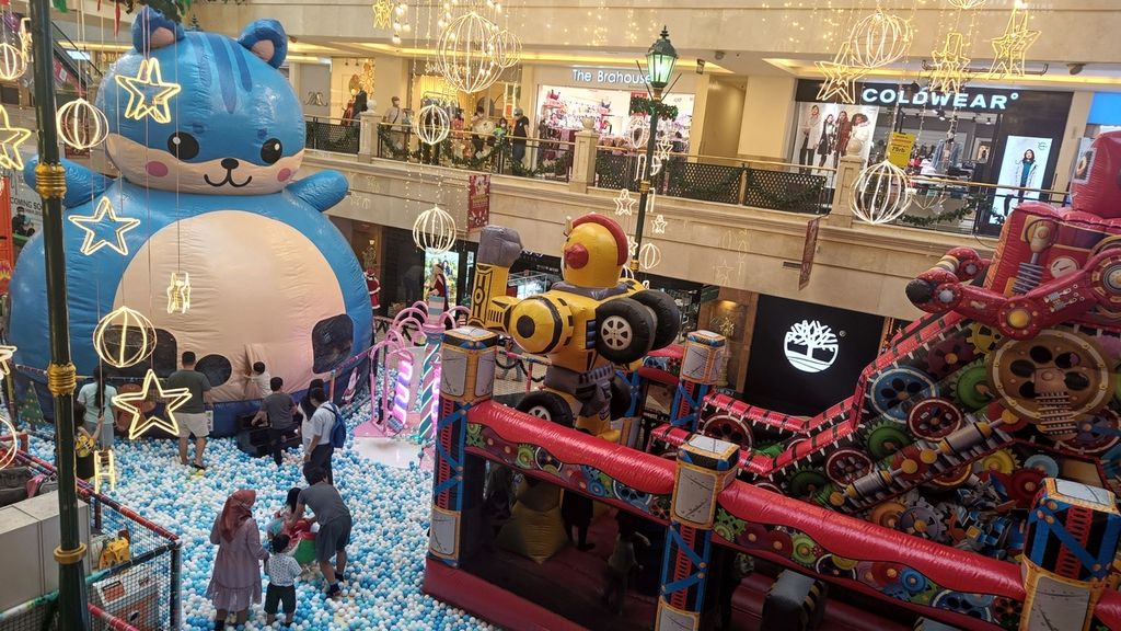Dekorasi natal menghiasi bagian dalam Puri Indah Mall di Jakarta Barat, Minggu (11/12/2022). Kegiatan-kegiatan untuk menarik minat pengunjung juga dilakukan sejumlah mal di Jakarta.