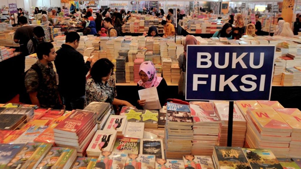 Pengunjung berbelanja sejumlah koleksi buku dalam pameran Indonesia International Book Fair 2018 di Jakarta Convention Center, Jakarta, pertengahan September 2018. 