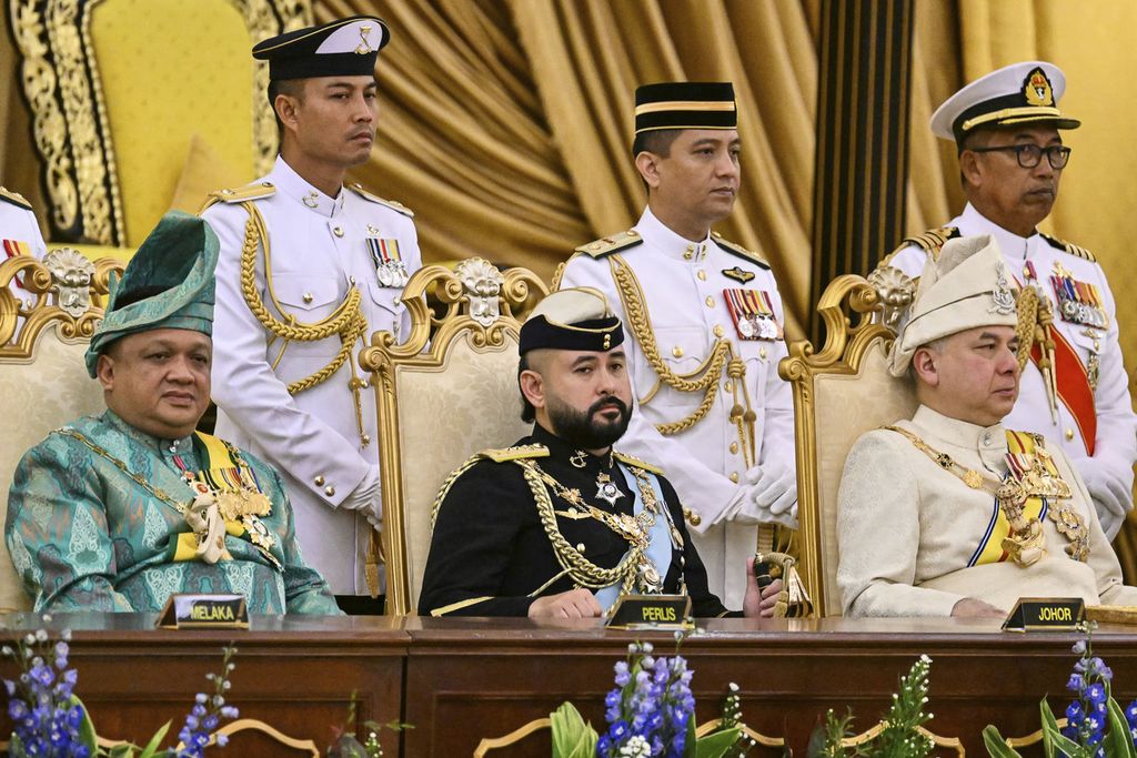 Putra Mahkota Johor Pangeran Ismail Sultan Ibrahim (tengah) menghadiri pengangkatan ayahnya, Sultan Ibrahim Sultan Iskandar (tidak terlihat), sebagai Raja ke-17 Malaysia di Istana Negara di Kuala Lumpur, Malaysia, Rabu (31/1/2024).  
