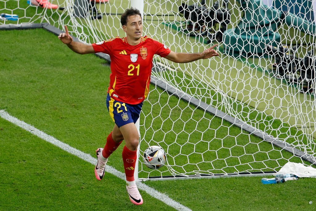 Gelandang Spanyol, Mikel Oyarzabal, merayakan gol ke gawang Inggris yang dijaga Jordan Pickford pada laga final Piala Eropa 2024 di Berlin, Senin (15/7/2024) dini hari WIB. Spanyol juara setelah menang dengan skor 2-1. 