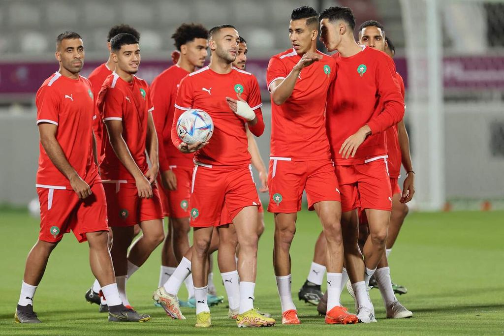 Pemain Maroko berlatih bersama di Stadion Al Duhail SC, Doha,Jumat (9/12/2022). Maroko akan melawan Portugal dalam pertandingan babak perempat final Piala Dunia Qatar. Sabtu (10/12/2022). 