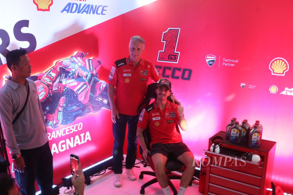 Direktur Olahraga Ducati Corse Paolo Ciabatti dan pebalap tim Ducati Lenovo MotoGP, Francesco Bagnaia, dalam acara Shell Advance-Ducati Corse di Jakarta, Selasa (10/10/2023). Ciabatti menegaskan tidak ada <i>team order</i> dalam persaingan juara MotoGP antara Bagnaia dan Jorge Martin yang kini hanya terpaut tiga poin. 