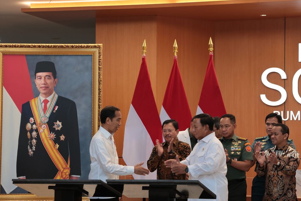 Presiden Joko Widodo menjabat tangan Menteri Pertahanan Prabowo seusai meresmikan RS Pusat Pertahanan Nasional, Jakarta, Senin (19/2/2024).