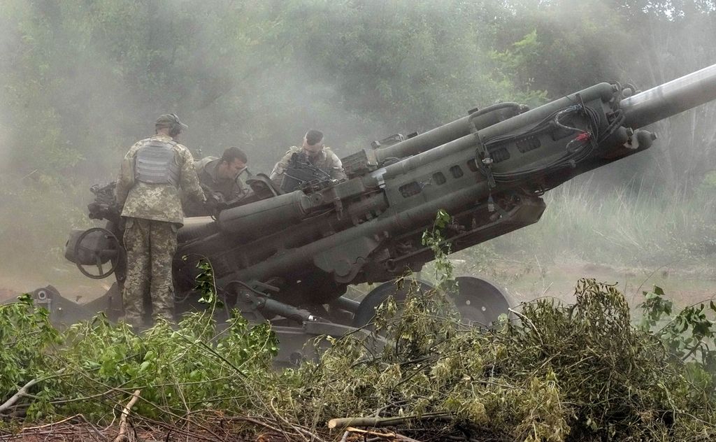 Tentara Ukraina bersiap menembak ke arah posisi pasukan Rusia dengan howitzer M777 pasokan dari Amerika Serikat (AS) dalam pertempuran di wilayah Donbas, Ukraina timur, Sabtu (18/6/2022). 