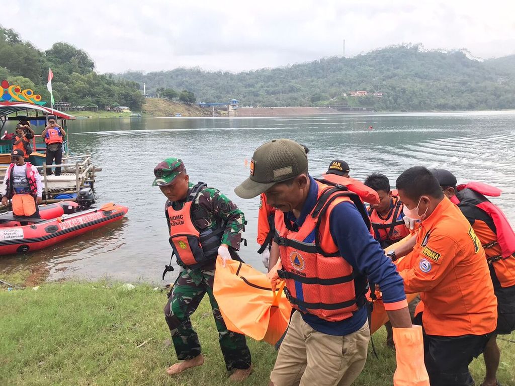 Tim SAR gabungan mengevakuasi jenazah pria tanpa identitas yang tenggelam di Waduk Sempor, Kebumen, Jawa Tengah, Senin (13/2/2023).