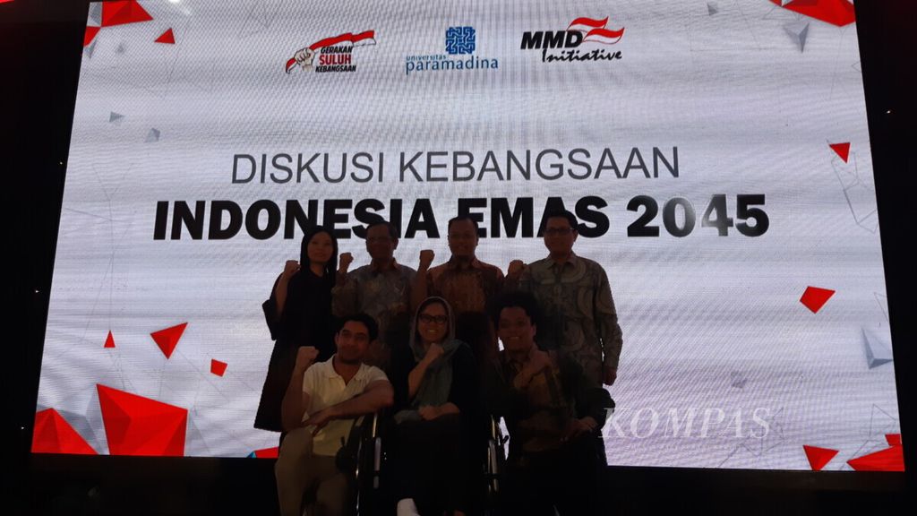 Sejumlah pembicara pada "Diskusi Kebangsaan Indonesia Emas 2045" berfoto bersama di Universitas Paramadina, Jakarta, Rabu (13/2/2019). Hadir sebagai pembicara, sutradara Livi Zheng, mantan Ketua MK Mahfud MD, Alissa Wahid, komedian Arie Kriting, aktor Reza Rahardian, dan pengajar di Universitas Paramadina Khoirul Umam.