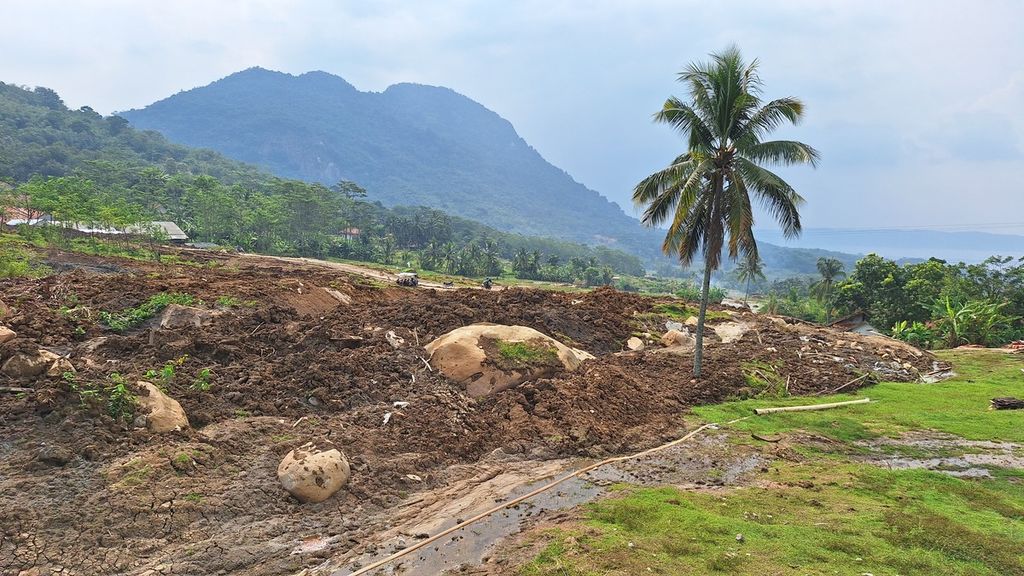 Kondisi tanah bergerak di Desa Panyindangan, Kecamatan Sukatani, Kabupaten Purwakarta, Jabar, Senin (13/5/2024).