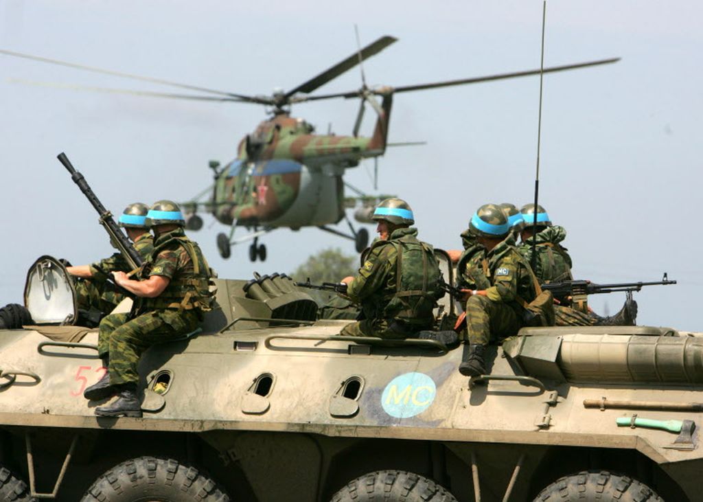 Foto yang diambil pada 13 Agustus 2008 ini memperlihatkan tentara Rusia melakukan patroli rutin saat ditempatkan di wilayah Abkhazia yang memisahkan diri dari Georgia di kota Gali. Pada awal 2022 ini, giliran Ukraina yang mendapat tekanan militer dari Rusia.