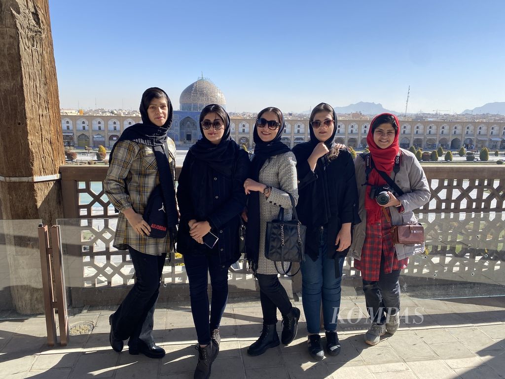Lima perempuan remaja dari kota Kashan, Iran, berlibur mengunjungi Naqsh-e Jahan Square atau Shah Sguare di kota Isfahan, 5 Februari 2023. 