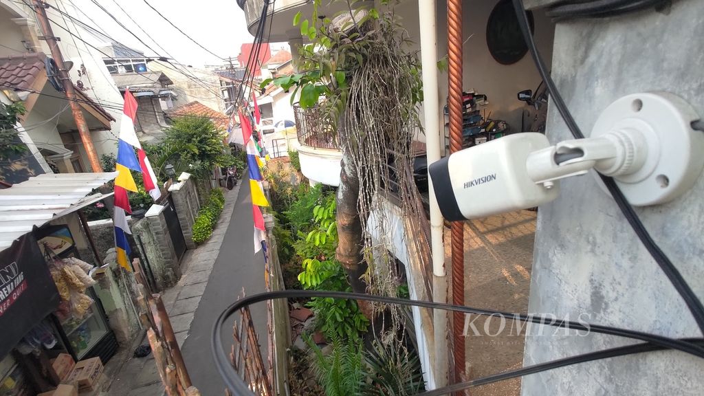 Kamera pemantau terpasang di Jalan Antena III, Kebayoran Baru, Jakarta Selatan, Selasa (15/8/2023). 