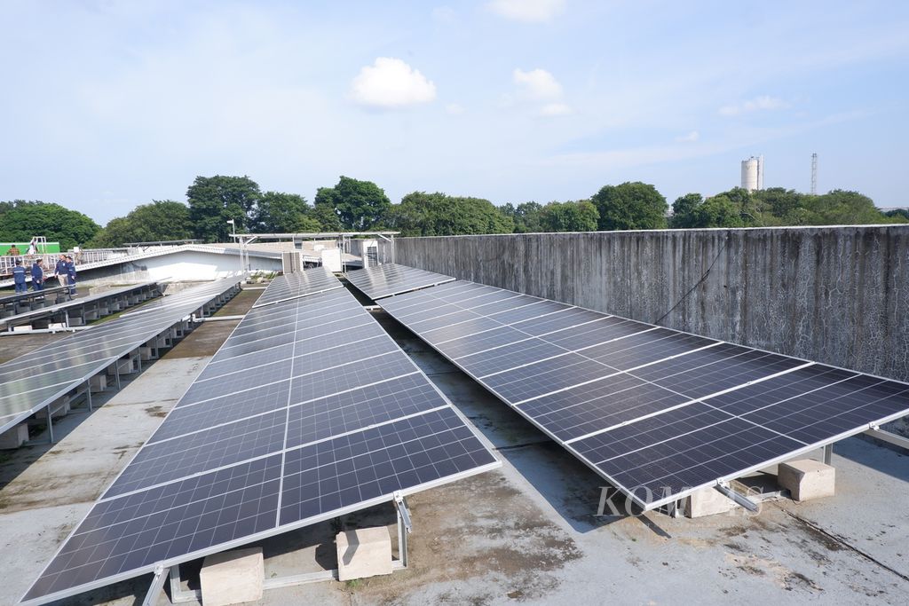 A solar power plant (PLTS) is visible at the Annex Building of PT Pusri Palembang in South Sumatra on Monday (26/2/2024). The visit to the PLTS is part of the South Sumatra Energy Exploration held by the Institute for Essential Services Reform (IESR) from February 26 to March 2, 2024.