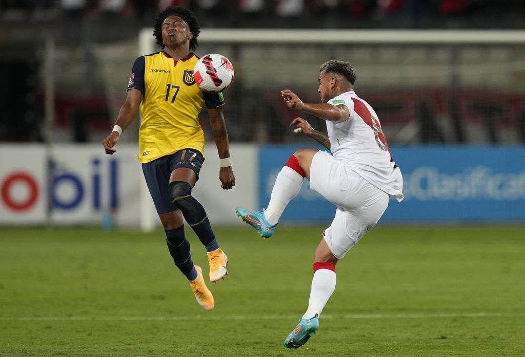 Pemain Ekuador, Angelo Preciado (kiri) dan pemain Peru, Miguel Trauco, mengincar bola di udara dalam pertandingan kualifikasi Piala Dunia Qatar zona Amerika Selatan, antara Ekuador dan Peru di Stadion Nasional di Lima, Peru, Rabu (2/2/2022) WIB. Pertandingan berakhir dengan skor 1-1.